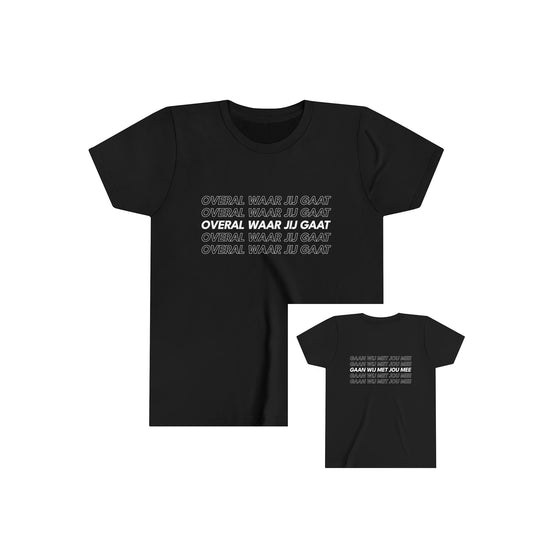 Zwart kinder t-shirt met overwal waar jij gaat letters